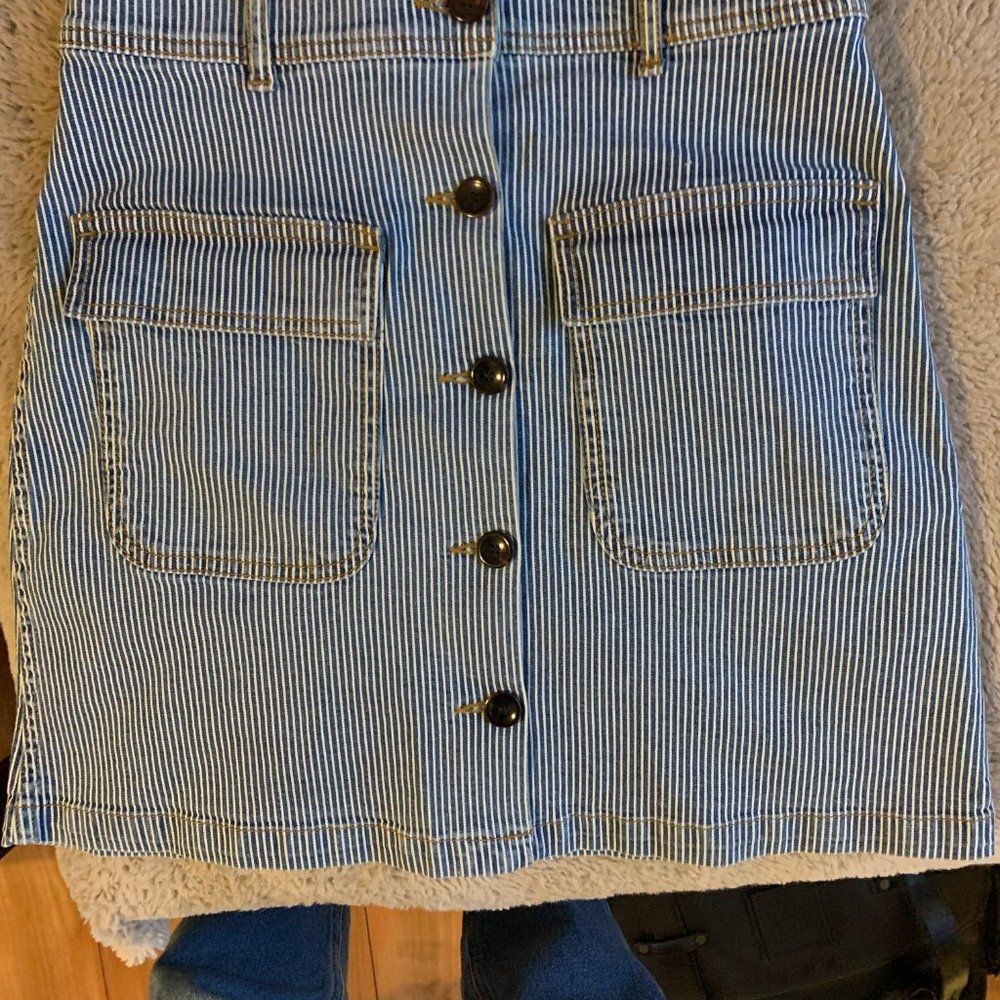 Buttoned mini skirt stripped